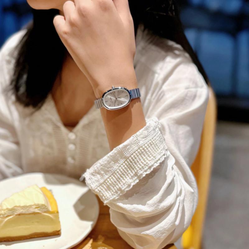 Women's Retro Fashion Simple Elegant Light Watch Bracelet