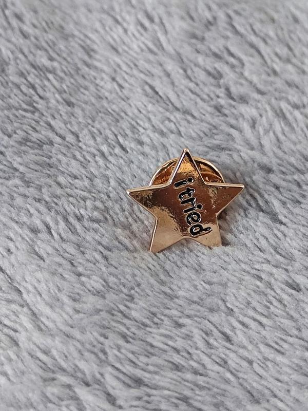 Star Shaped Letter Pattern Brooch, Fashion Alloy Badge for Women & Men, Fashion Brooch for Daily Clothing Decor, Trendy All-match & Exquisite Brooch for Birthday Gift