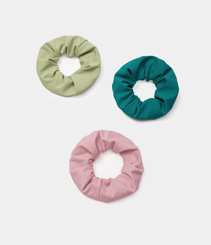 Halara Softlyzero™ Plush Random 1pc Solid Pleated Scrunchie