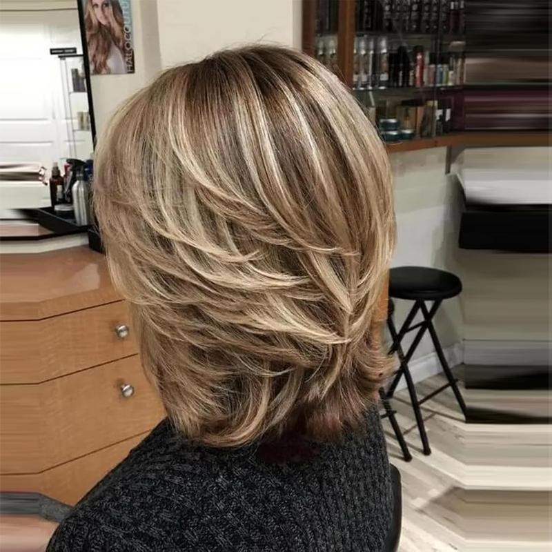 Ombre Blonde Highlight Bob Layered Wigs with Curtain Bangs for White Women Synthetic Short Straight Ombre Blonde Shaggy Wig Light Brown Mixd Blonde Wig for Black Women